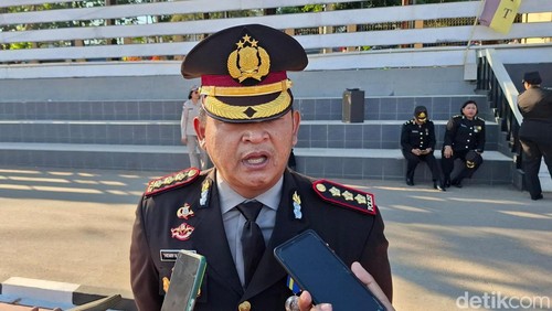 Kabid Humas Polda NTT, Kombes Henry Novika Chandra, saat diwawancarau seusai Upacara HUT RI ke-80 di Lapangan Mapolda NTT, Minggu (17/8/2025).