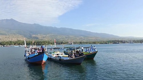 Kapal nelayan konvoi membawa bendera merah putih di laut teluk Kayangan, Lombok Timur, NTB. Minggu (17/8/2025).