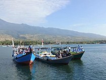 Teluk Kayangan Dipenuhi Nelayan Konvoi Bendera Merah Putih