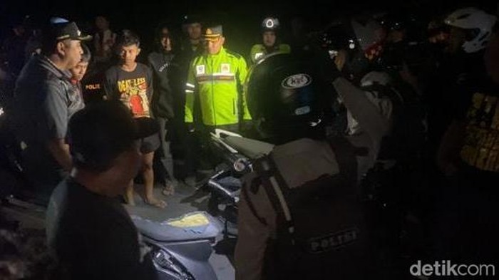 Kapolres Maros AKBP Douglas Mahendrajaya dan Bupati Maros AS Chaidir Syam bubarkan balap liar.