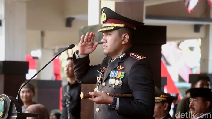 Kapolres Probolinggo menjadi inspektur upacara penuruna bendera di momen HUT ke-80 RI.