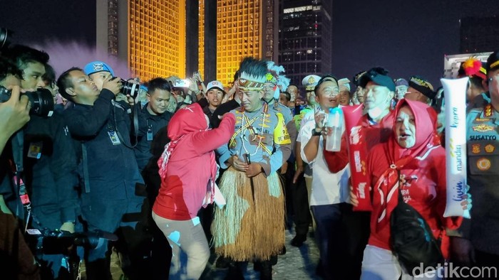 Kapolri Jenderal Listyo Sigit Prabowo menyapa warga pengunjung karnaval HUT ke-80 RI di Bundaran HI, Jakarta Pusat. (Taufiq S/detikcom)