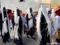 Saat Mak Lampir hingga Genderuwo Ikut Karnaval HUT RI di Bandung