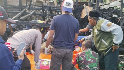 Jasad pemilik rumah yang terbakar di Desa Raba, Kecamatan Wawo, Kabupaten Bima, NTB, dievakuasi oleh polisi bersama warga, Minggu, (17/8/2025).