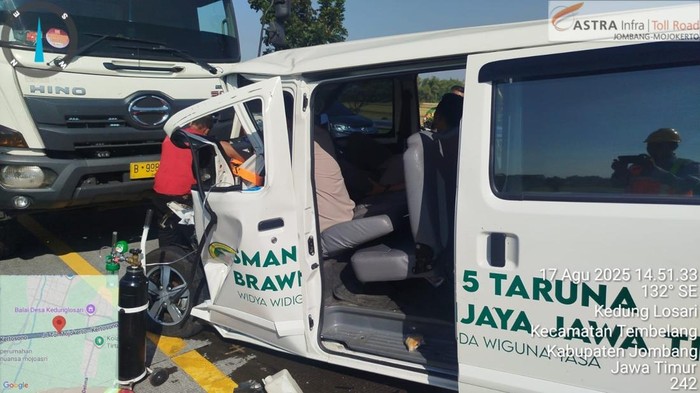 Kecelakaan minibus SMAN 5 Taruna Brawijaya tabrak truk di Tol Jombang-Mojokerto.