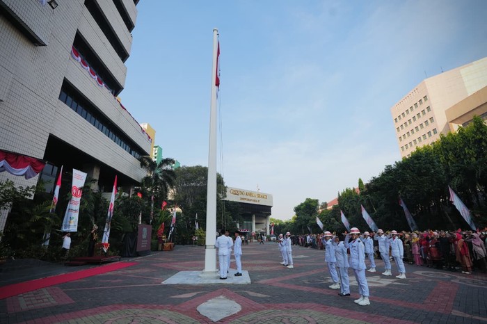 Upacara bendera HUT Ke-80 RI di Kemensos