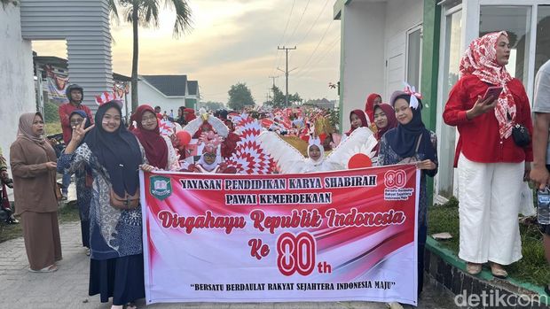 Kemeriahan pawai HUT Kemerdekaan RI di Desa Kolam Medan. (Kartika Sar/detikSumut)