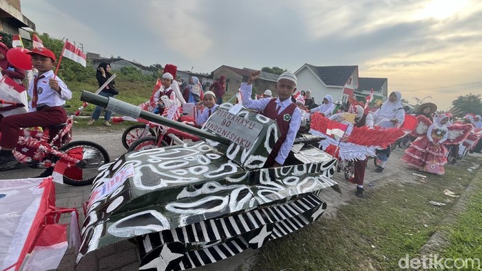 Kemeriahan pawai HUT Kemerdekaan RI di Desa Kolam Medan. (Kartika Sar/detikSumut)