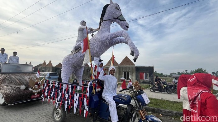 Kemeriahan pawai HUT Kemerdekaan RI di Desa Kolam Medan. (Kartika Sar/detikSumut)