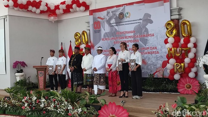 Kepala Kanwil Ditjenpas Bali Decky Nurmansyah, Sekda Provinsi Bali Dewa Made Indra berfoto bersama para napi yang mendapat remisi, Minggu (17/8/2025).