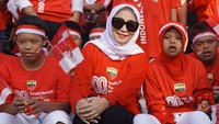Ketua Persit KCK PD l BB Adhisty Galuh Chandra Dewi foto bersama anak-anak difabel. (Foto: Dok Kodam I Bukit Barisan).