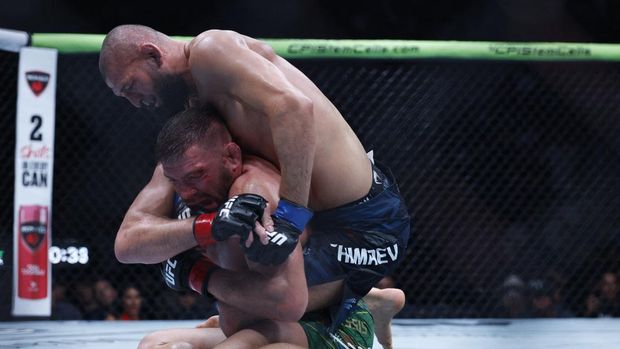 Aug 16, 2025; Chicago, Illinois, UNITED STATES; Dricus Du Plessis Murphy (red gloves) fights Khamzat Chimaev (blue gloves) during UFC 319 at United Center. Mandatory Credit: Kamil Krzaczynski-Imagn Images