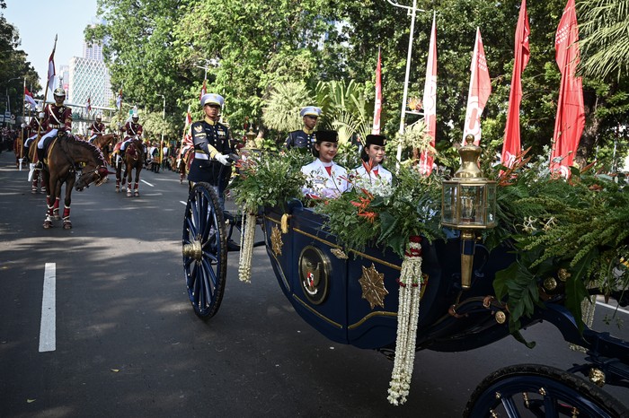 Sejumlah prajurit TNI berkuda membawa Kereta Kencana Garuda Prabayeksa berisi baki duplikat Bendera Pusaka Merah Putih dan Teks Proklamasi pada Kirab Merah Putih HUT ke-80 Republik Indonesia di kawasan Patung Kuda, Jakarta, Minggu (17/8/2025). Kirab menuju Istana Merdeka tersebut merupakan rangkaian pelaksanaan Upacara Peringatan Detik-Detik Proklamasi Kemerdekaan ke-80 Republik Indonesia dengan tema Bersatu Berdaulat, Rakyat Sejahtera, Indonesia Maju. ANTARA FOTO/Fauzan/bar