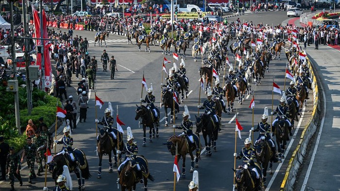 Sejumlah prajurit TNI berkuda membawa Kereta Kencana Garuda Prabayeksa berisi baki duplikat Bendera Pusaka Merah Putih dan Teks Proklamasi pada Kirab Merah Putih HUT ke-80 Republik Indonesia di kawasan Patung Kuda, Jakarta, Minggu (17/8/2025). Kirab menuju Istana Merdeka tersebut merupakan rangkaian pelaksanaan Upacara Peringatan Detik-Detik Proklamasi Kemerdekaan ke-80 Republik Indonesia dengan tema Bersatu Berdaulat, Rakyat Sejahtera, Indonesia Maju. ANTARA FOTO/Fauzan/bar