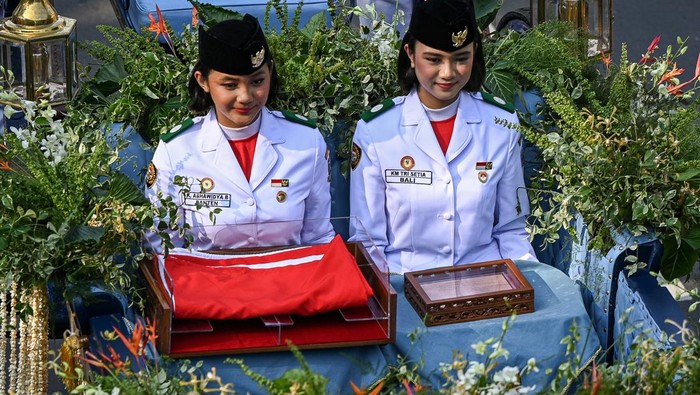 Sejumlah prajurit TNI berkuda membawa Kereta Kencana Garuda Prabayeksa berisi baki duplikat Bendera Pusaka Merah Putih dan Teks Proklamasi pada Kirab Merah Putih HUT ke-80 Republik Indonesia di kawasan Patung Kuda, Jakarta, Minggu (17/8/2025). Kirab menuju Istana Merdeka tersebut merupakan rangkaian pelaksanaan Upacara Peringatan Detik-Detik Proklamasi Kemerdekaan ke-80 Republik Indonesia dengan tema Bersatu Berdaulat, Rakyat Sejahtera, Indonesia Maju. ANTARA FOTO/Fauzan/bar