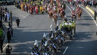 Pasukan berkuda Garuda Prabayeksa ikut mengawal kirab sebagai simbol keteguhan dan kewibawaan negara. (ANTARA FOTO/Fauzan)