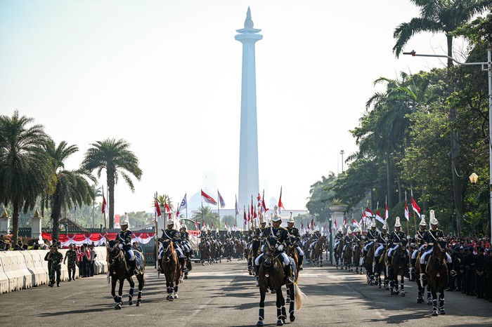 Kirab Merah Putih HUT Ke-80 RI Dikawal Pasukan Berkuda Sejumlah prajurit TNI berkuda membawa Kereta Kencana Garuda Prabayeksa berisi baki duplikat Bendera Pusaka Merah Putih dan Teks Proklamasi pada Kirab Merah Putih HUT ke-80 Republik Indonesia di kawasan Patung Kuda, Jakarta, Minggu (17/8/2025). Kirab menuju Istana Merdeka tersebut merupakan rangkaian pelaksanaan Upacara Peringatan Detik-Detik Proklamasi Kemerdekaan ke-80 Republik Indonesia dengan tema Bersatu Berdaulat, Rakyat Sejahtera, Indonesia Maju. ANTARA FOTO/Fauzan/bar