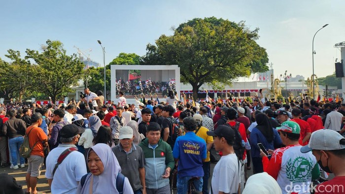 Kirab sang Merah Putih HUT ke-80 RI dibawa kereta kencana Garuda Prabayaksa dari Monas ke Istana Jakarta. Warga tampak antusias menyambut kirab. (Adrial/detikcom).
