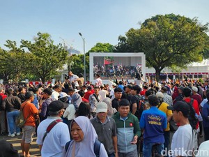 Warga Antusias Sambut Kirab Bendera Merah Putih HUT ke-80 RI di Sekitar Monas