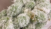 Klepon Gianyar Bali juga tak kalah populer. Antreannya cukup panjang untuk menikmati klepon khas Gianyar dengan isian gula yang lumer. Foto: Yenny Mustika Sari/detikcom