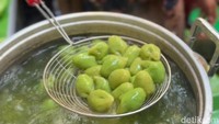 Klepon itu juga selalu dibuat fresh. Sehingga sensasi nikmatnya tak berubah di setiap pesanan. Antrenya sekitar 10-30 menit. Foto: Yenny Mustika Sari/detikcom
