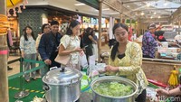 Proses pembuatan klepon di festival ini juga selalu fresh. Pelanggan akan mendapatkan klepon yang masih hangat pada setiap pemesanan. Foto: Yenny Mustika Sari/detikcom