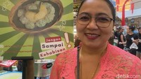 Dayu Laksmi, pemilik dan penerus dari Klepon Gianyar Bali ini juga sempat mengatakan kalau mereka tetap menjaga kualitas. Saya betul-betul seleksi terhadap supplier, terutama pemasok gula. Karena harus benar-benar kental, jadi itu harus kita jaga, ujar Dayu Laksmi kepada detikFood (14/8/2025). Foto: Yenny Mustika Sari/detikcom