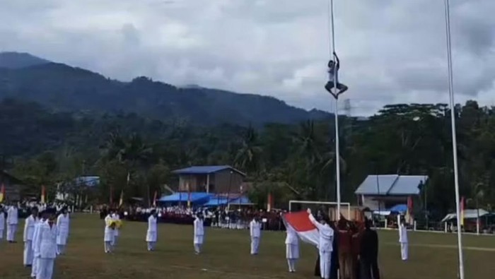 Pria bernama Mahjur di Kabupaten Kolaka Utara (Kolut), Sulawesi Tenggara (Sultra) memanjat tiang bendera setinggi 12 meter.