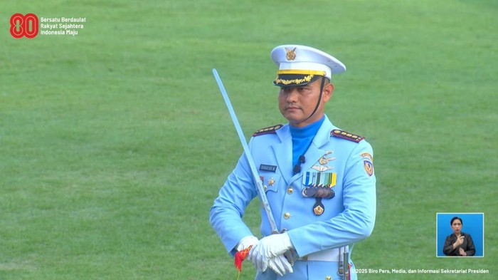 Komandan Upacara Penurunan Bendera Sang Merah Putih Kolonel Pnb. Sunar Adi Wibowo, M.Han