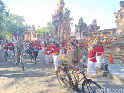 Komunitas Sepeda Tua (Kosti) Bali menggelar konvoi sepeda ontel memperingati HUT ke-80 RI di Denpasar, Bali, Minggu (17/8/2025). (Foto: Ni Made Lastri Karsiani Putri/detikBali)