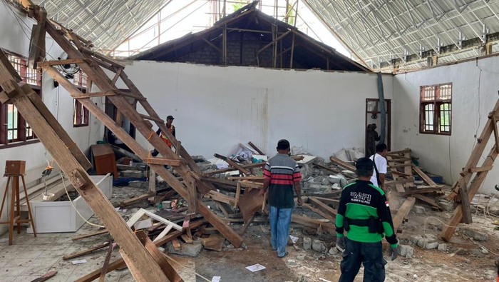 Kondisi Gereja Elim yang roboh di Desa Masani, Kabupaten Poso akibat gempa.