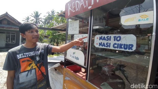 Kondisi lapak dagangan yang rusak akibat tawuran pawai alegoris di Tasikmalaya.