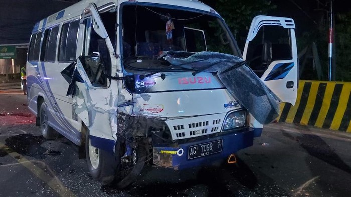 Kondisi minibus yang terlibat tabrakan dengan pemotor di Luwu Utara.
