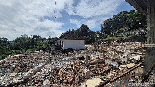 Kondisi SKB Banjarangkan, Klungkung, yang telah dirobohkan untuk direnovasi. SKB Banjarangkan merupakan lokasi mengungsi warga Sental Kangin, Nusa Penida, yang terkena sanksi kanorayang. (Foto: Ni Komang Ayu Leona W/detikBali)