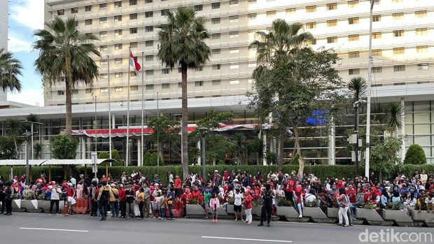Keramaian masyarakat di Bunderan HI jelang konser rakyat.