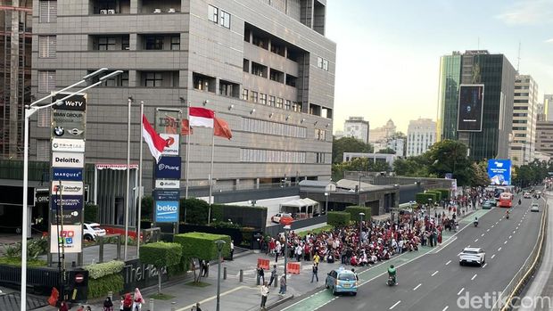 Keramaian masyarakat di Bunderan HI jelang konser rakyat.