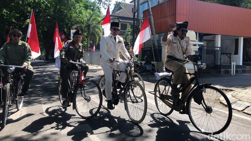 Konvoi sepeda ontel di Mataram, NTB, Minggu (17/8/202)