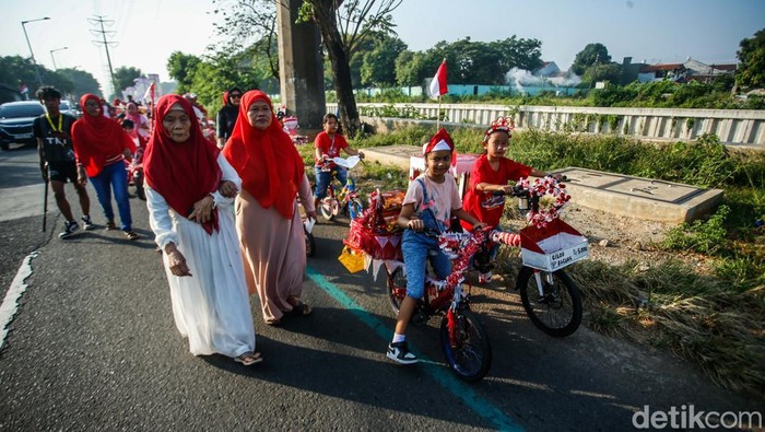Kreatif, Warga Bekasi Arak Sepeda Hias Bernuansa Merah Putih Sejumlah peserta sepeda hias mengikuti pawai di Bekasi, Minggu (17/8/2025).
