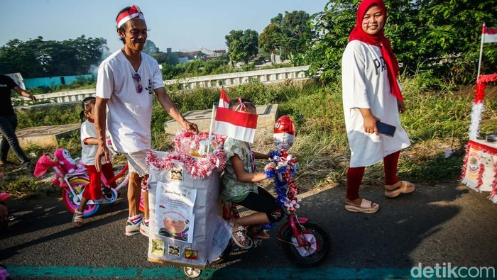 Sejumlah peserta sepeda hias mengikuti pawai di Bekasi, Minggu (17/8/2025).