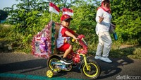 Sepeda mereka dihias penuh ornamen bernuansa kemerdekaan seperti bendera dan pita merah putih.