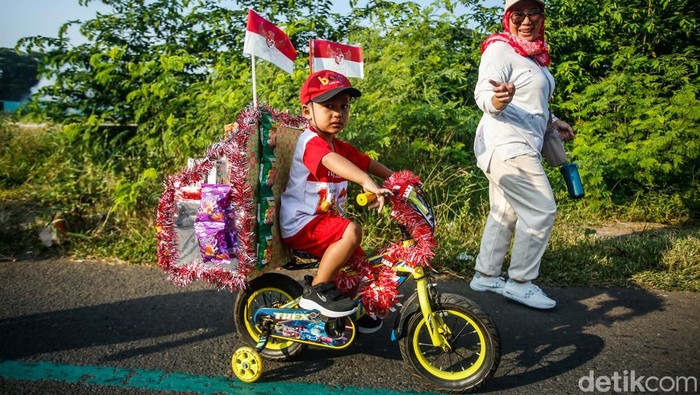 Kreatif, Warga Bekasi Arak Sepeda Hias Bernuansa Merah Putih