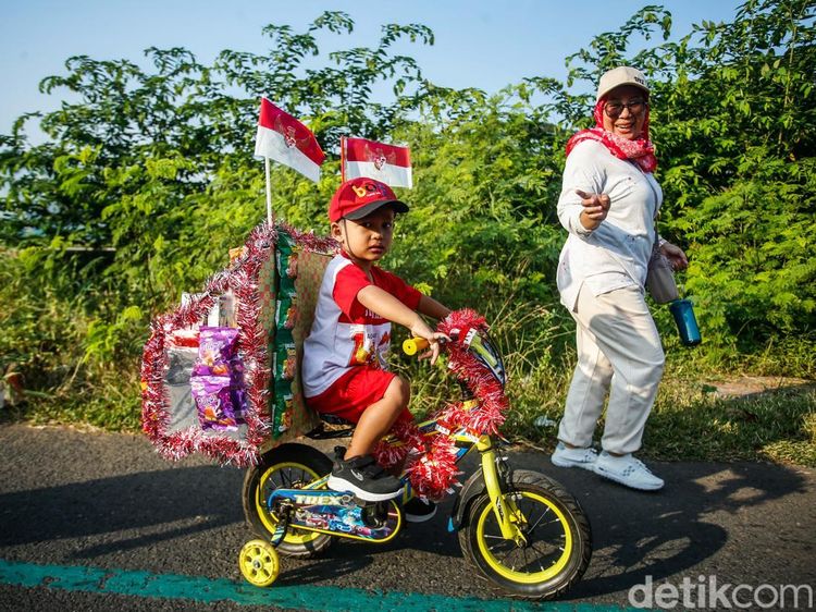 Kreatif, Warga Bekasi Arak Sepeda Hias Bernuansa Merah Putih