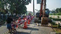 Kreativitas warga menjadi daya tarik tersendiri bagi pengguna jalan yang melintas.