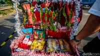 Sejumlah orang tua ikut mendampingi demi memastikan keselamatan anak-anak di jalan raya.