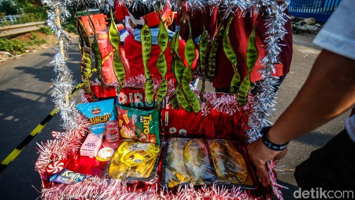 Kreatif, Warga Bekasi Arak Sepeda Hias Bernuansa Merah Putih Sejumlah peserta sepeda hias mengikuti pawai di Bekasi, Minggu (17/8/2025).