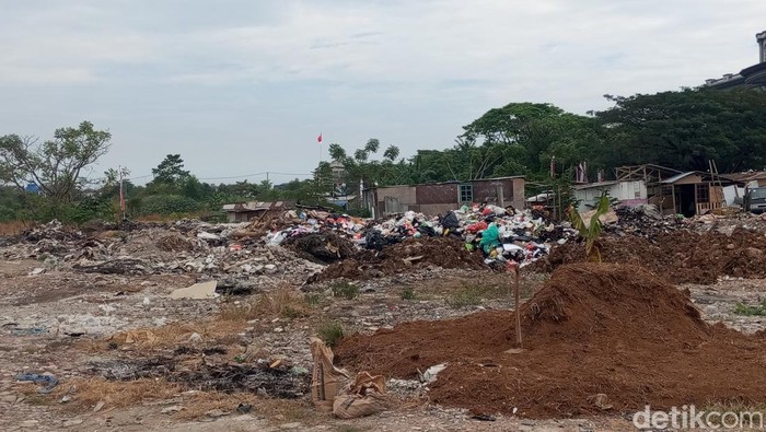 Lahan kosong di kawasan permukiman di Jalan Metro Tanjung Bunga Makassar dijadikan tempat pembuangan sampah (TPA) liar.