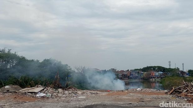 Lahan kosong di kawasan permukiman di Jalan Metro Tanjung Bunga Makassar dijadikan tempat pembuangan sampah (TPA) liar.