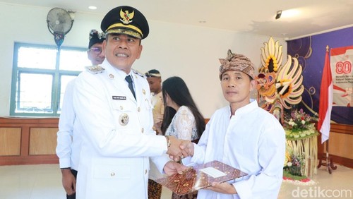 Proses pemberian remisi kepada narapidana terkait HUT Kemerdekaan RI ke-80 di Lapas Kelas IIB Karangasem, Minggu (17/8/2025)