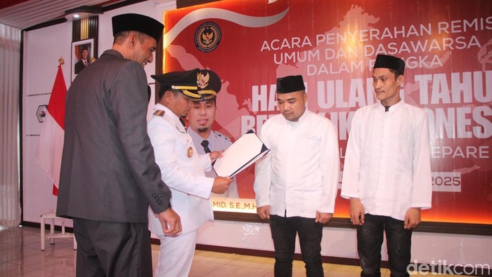 Wali Kota Parepare Tasming Hamid dan Kalapas Parepare Marten saat menyerahkan SK remisi HUT RI 80 kepada narapidana.