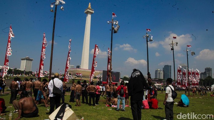Pesta Rakyat HUT ke-80 Republik Indonesia di kawasan Monas, Jakarta, Minggu (17/8/2025), berlangsung meriah dengan berbagai lomba khas 17 Agustus yang diikuti warga secara gratis.